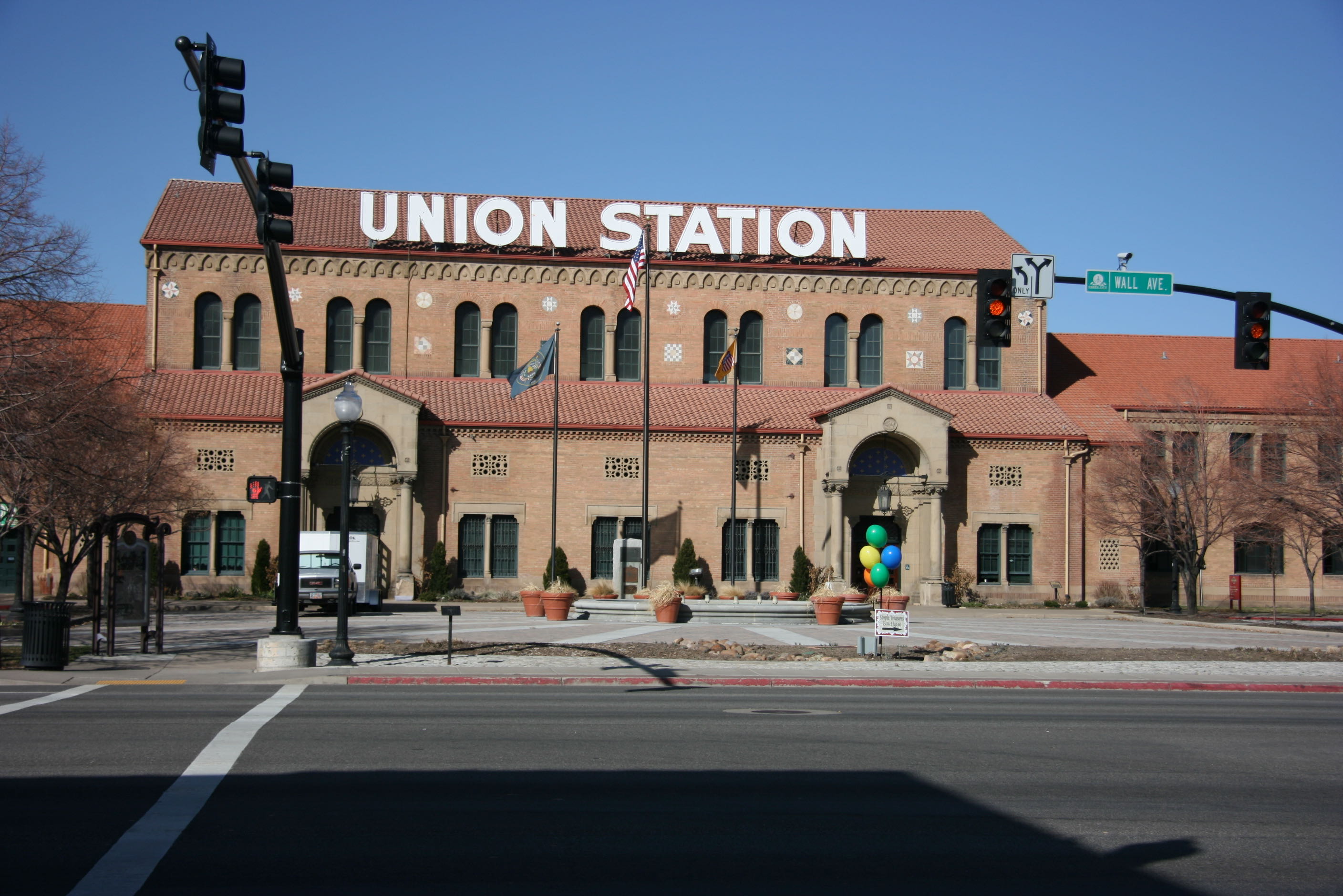 Union Station (Build 1889, destroyed by fire in 1923, rebuilt in 1924.) — Now houses several museums, a gift shop, restaurant and model train shop. — Grand Lobby